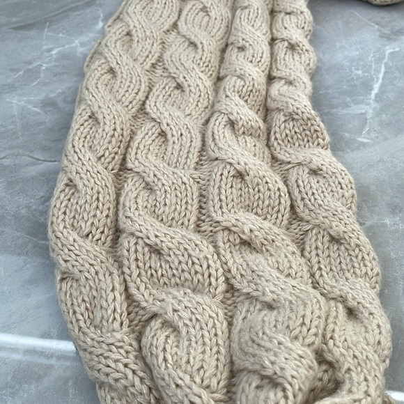 Women's Cable Knitted Infinity Scarf - Picture 4 of 15